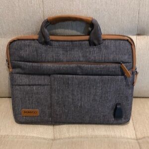 Domiso men hand carry  14” messenger computer bag Brown & tan charging port,NEW